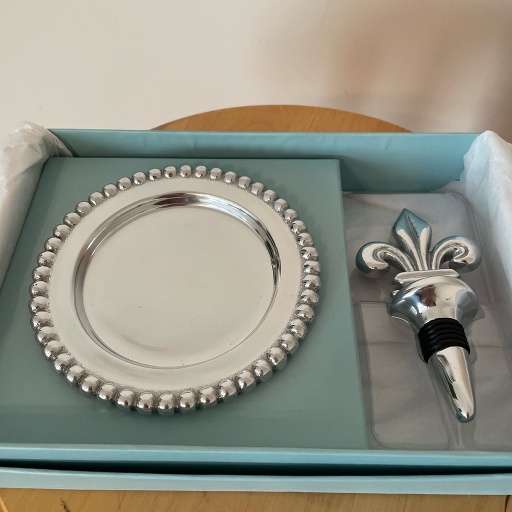 Mariposa NIB Wine Stopper/Dish Set “Fleur de Lis”